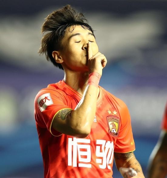 包含冯潇霆回忆首次参加世俱杯：被拜仁揍得不行了的词条