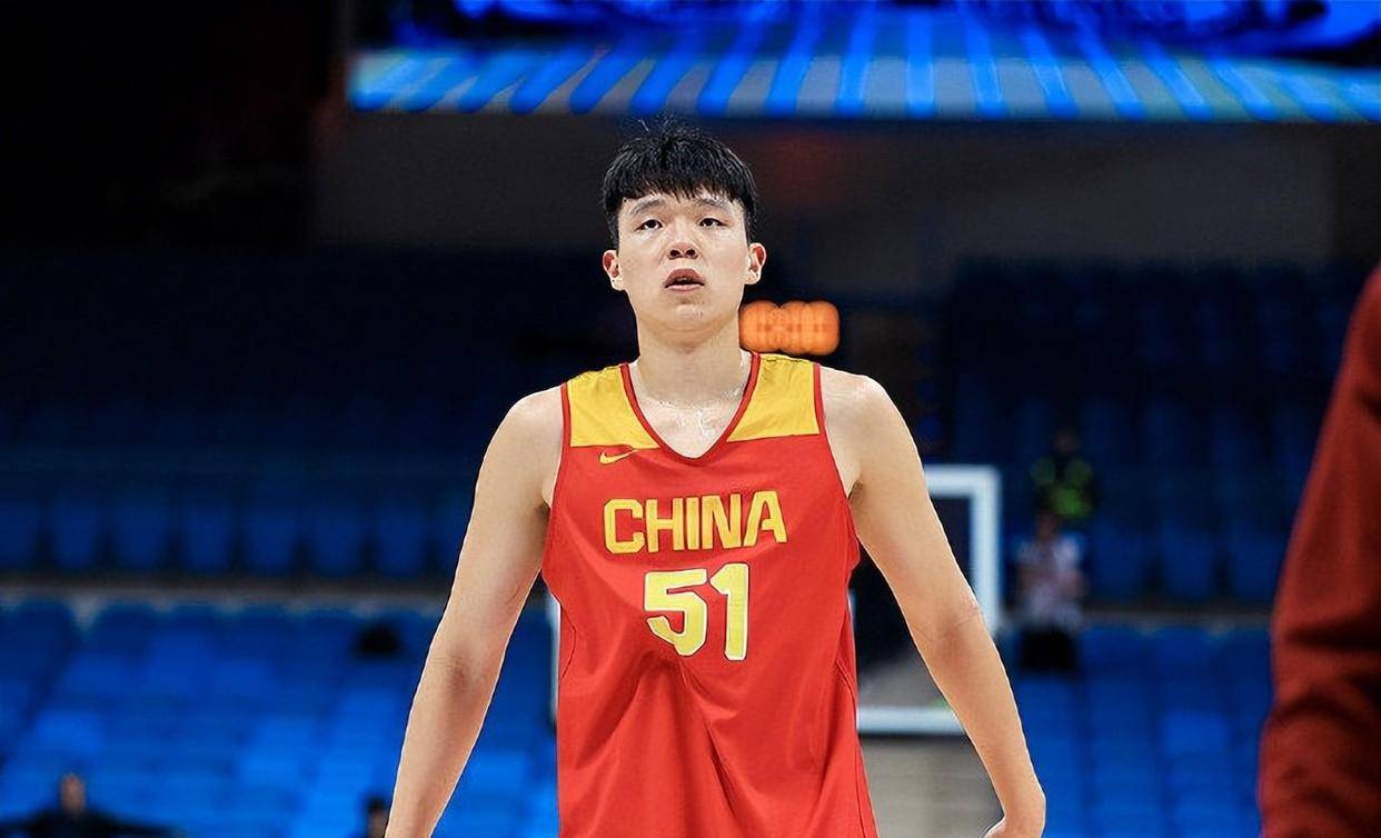 杨瀚森下赛季场均8+5左右他像青岛长大的大小加索尔